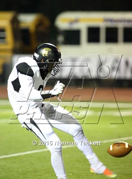 Thumbnail 1 in Topeka @ Derby (KSHSAA 6A 1st Round) photogallery.