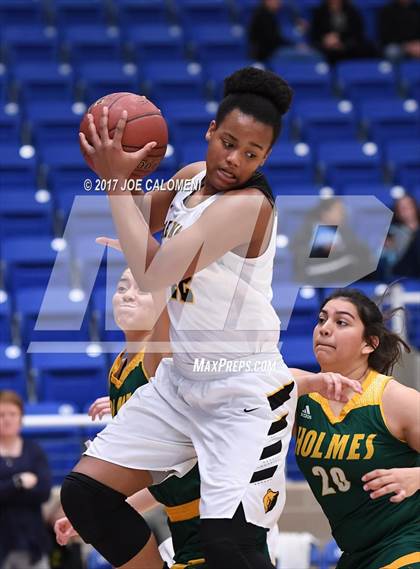 Thumbnail 2 in Brennan vs Holmes photogallery.