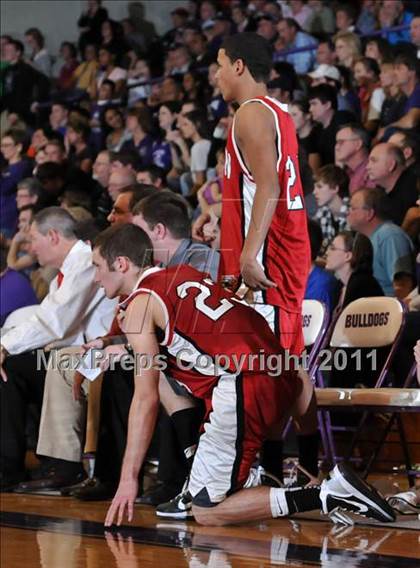Thumbnail 1 in DuQuoin vs. Harrisburg (IHSA Class 2A Harrisburg Sectional Semifinal) photogallery.