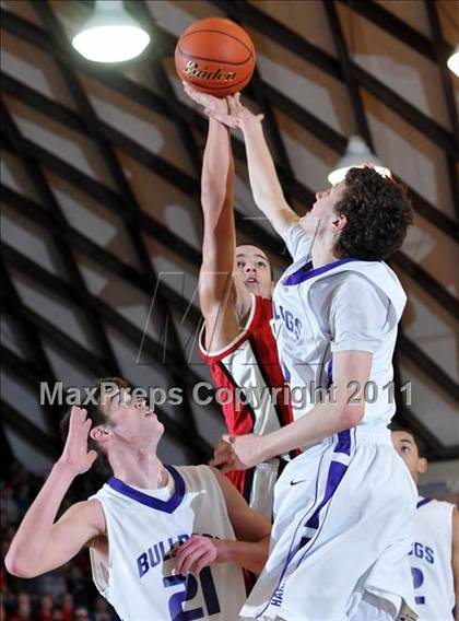 Thumbnail 1 in DuQuoin vs. Harrisburg (IHSA Class 2A Harrisburg Sectional Semifinal) photogallery.