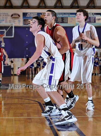 Thumbnail 1 in DuQuoin vs. Harrisburg (IHSA Class 2A Harrisburg Sectional Semifinal) photogallery.