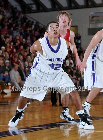 Thumbnail 1 in DuQuoin vs. Harrisburg (IHSA Class 2A Harrisburg Sectional Semifinal) photogallery.