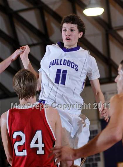 Thumbnail 1 in DuQuoin vs. Harrisburg (IHSA Class 2A Harrisburg Sectional Semifinal) photogallery.