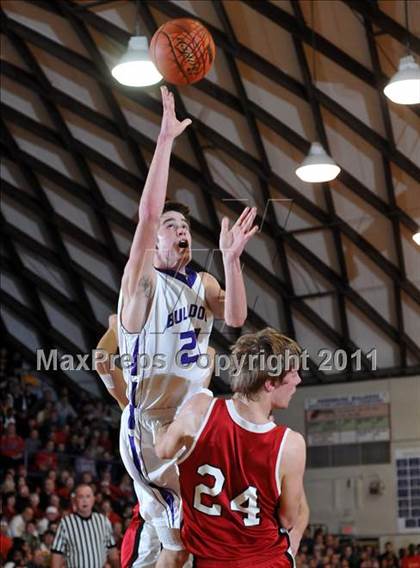 Thumbnail 3 in DuQuoin vs. Harrisburg (IHSA Class 2A Harrisburg Sectional Semifinal) photogallery.