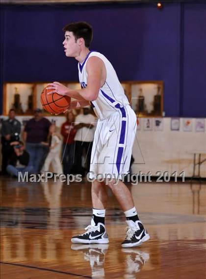 Thumbnail 2 in DuQuoin vs. Harrisburg (IHSA Class 2A Harrisburg Sectional Semifinal) photogallery.