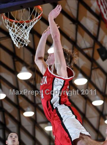 Thumbnail 3 in DuQuoin vs. Harrisburg (IHSA Class 2A Harrisburg Sectional Semifinal) photogallery.