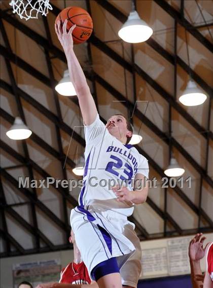 Thumbnail 3 in DuQuoin vs. Harrisburg (IHSA Class 2A Harrisburg Sectional Semifinal) photogallery.