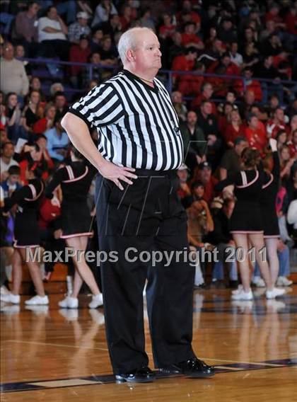 Thumbnail 2 in DuQuoin vs. Harrisburg (IHSA Class 2A Harrisburg Sectional Semifinal) photogallery.