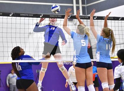 Thumbnail 1 in Bishop Gorman vs. Skyview (Durango Fall Classic) photogallery.