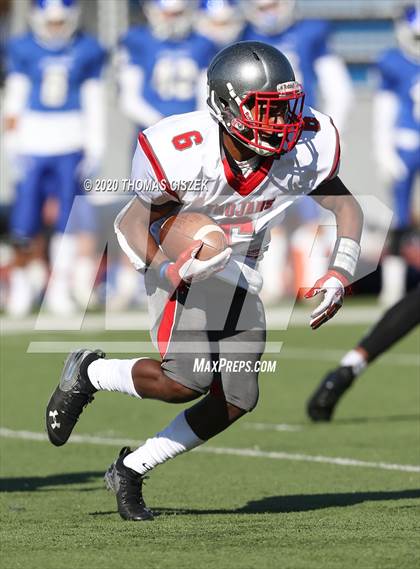 Thumbnail 2 in St. Thomas Aquinas vs Metuchen photogallery.