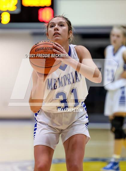 Thumbnail 3 in Evansville Memorial vs. Jasper (Niehause Classic) photogallery.