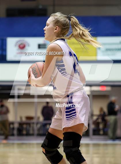 Thumbnail 3 in Evansville Memorial vs. Jasper (Niehause Classic) photogallery.