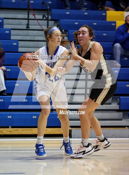 Thumbnail 3 in Evansville Memorial vs. Jasper (Niehause Classic) photogallery.