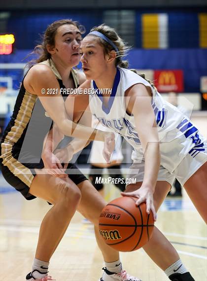 Thumbnail 2 in Evansville Memorial vs. Jasper (Niehause Classic) photogallery.