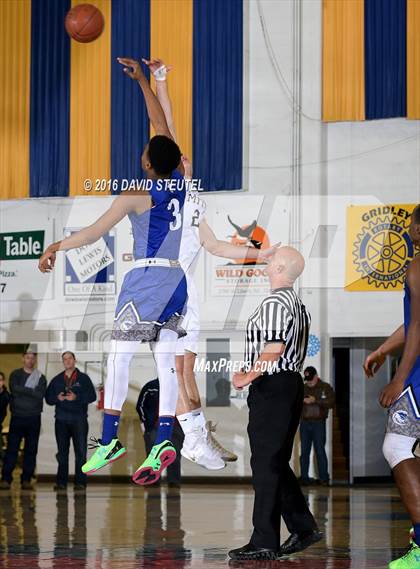Thumbnail 2 in Capital Christian vs. Archbishop Mitty (Gridley Invitational) photogallery.