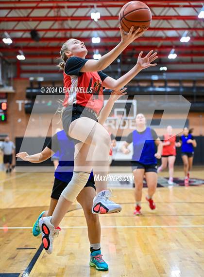 Thumbnail 3 in Kingman Academy vs Lee Williams photogallery.