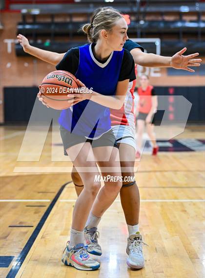 Thumbnail 3 in Kingman Academy vs Lee Williams photogallery.