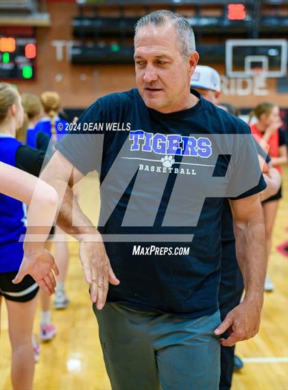 Thumbnail 2 in Kingman Academy vs Lee Williams photogallery.