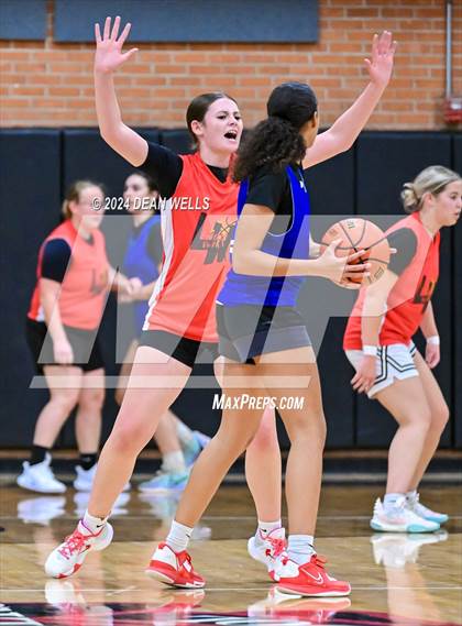 Thumbnail 2 in Kingman Academy vs Lee Williams photogallery.