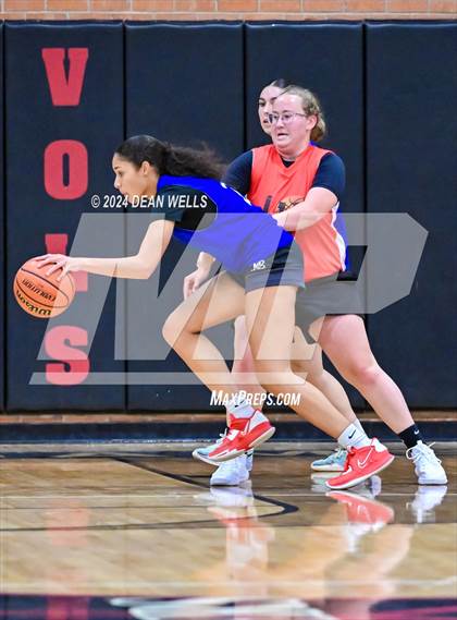 Thumbnail 1 in Kingman Academy vs Lee Williams photogallery.