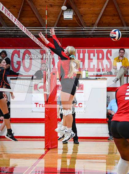 Thumbnail 1 in Burton vs Schulenburg photogallery.