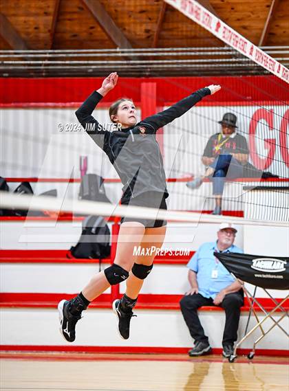 Thumbnail 2 in Burton vs Schulenburg photogallery.
