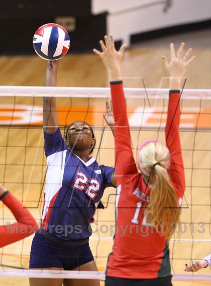 Thumbnail 2 in Allen vs. The Woodlands (UIL 5A Region 2 Semifinal Playoff) photogallery.