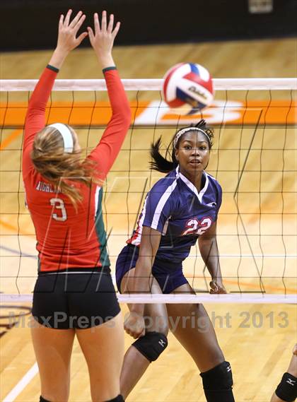 Thumbnail 2 in Allen vs. The Woodlands (UIL 5A Region 2 Semifinal Playoff) photogallery.