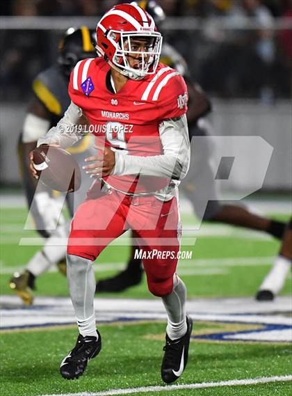 Thumbnail 2 in St. Frances Academy vs. Mater Dei (Trinity League vs. USA Showcase) photogallery.
