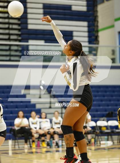 Thumbnail 3 in Davis vs. Roy photogallery.