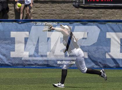 Thumbnail 3 in St. Anthony vs. Auburn (IHSA 2A Super-Sectional) photogallery.