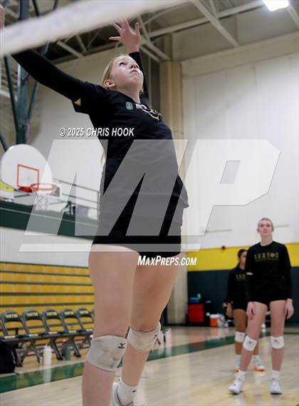 Thumbnail 2 in Mountain View vs Canyon del Oro (5A Conference Play-In) photogallery.