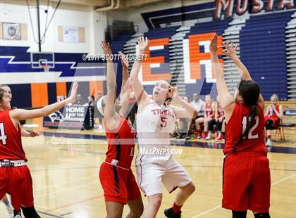 Thumbnail 3 in Elsinore vs. Great Oak photogallery.