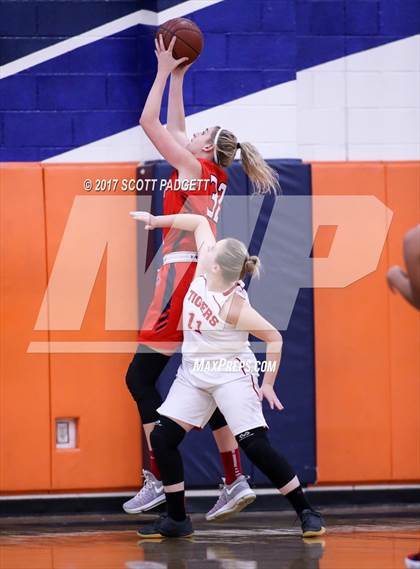 Thumbnail 3 in Elsinore vs. Great Oak photogallery.