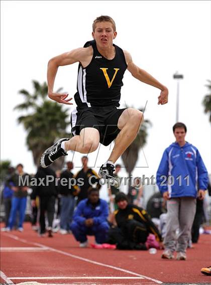 Thumbnail 3 in 2011 Santa Barbara Easter Relays photogallery.