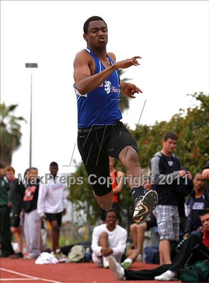 Thumbnail 3 in 2011 Santa Barbara Easter Relays photogallery.