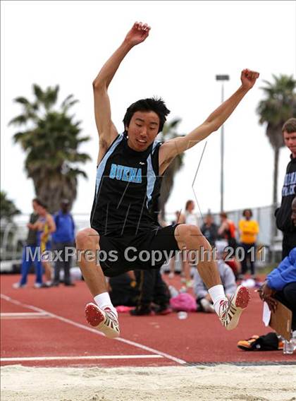 Thumbnail 1 in 2011 Santa Barbara Easter Relays photogallery.