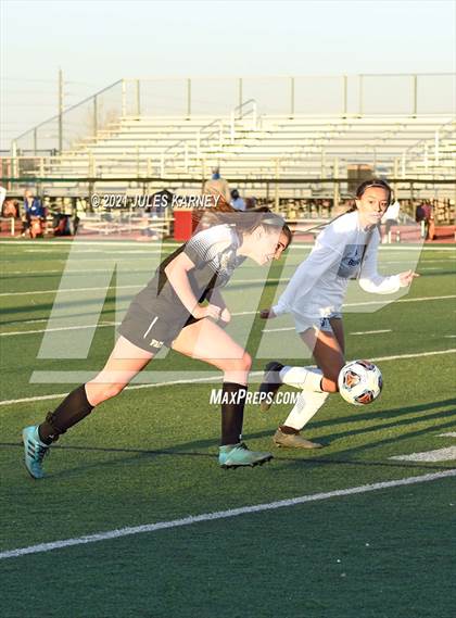 Thumbnail 3 in Faith Lutheran vs Bishop Gorman photogallery.