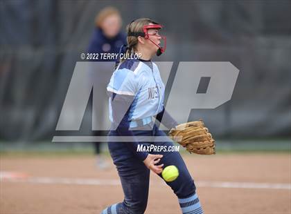 Thumbnail 3 in Westlake vs. Timpview (Bengal Bash) photogallery.