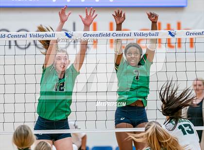 Thumbnail 3 in Yorktown vs. Cathedral (IHSAA 4A Regional semi-final) photogallery.