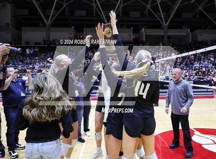 Thumbnail 1 in Iola vs. Crawford (UIL 2A Volleyball Division II Final Medal Ceremony) photogallery.