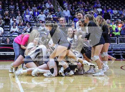 Thumbnail 1 in Leon vs. Lindsay (UIL 2A Semifinal) photogallery.