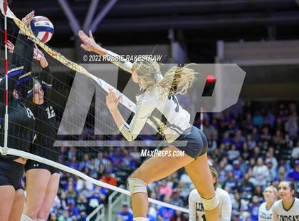 Thumbnail 3 in Leon vs. Lindsay (UIL 2A Semifinal) photogallery.