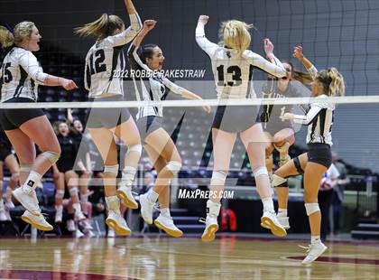 Thumbnail 1 in Leon vs. Lindsay (UIL 2A Semifinal) photogallery.