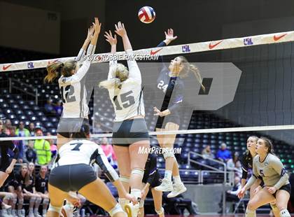 Thumbnail 1 in Leon vs. Lindsay (UIL 2A Semifinal) photogallery.