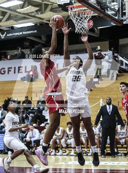 Thumbnail 1 in Springfield Central vs. St. John's (Spalding Hoophall Classic) photogallery.