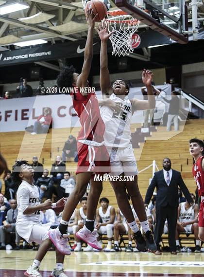 Thumbnail 2 in Springfield Central vs. St. John's (Spalding Hoophall Classic) photogallery.
