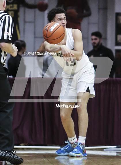 Thumbnail 2 in Springfield Central vs. St. John's (Spalding Hoophall Classic) photogallery.
