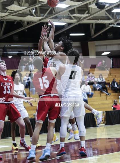 Thumbnail 3 in Springfield Central vs. St. John's (Spalding Hoophall Classic) photogallery.