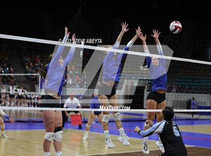 Thumbnail 2 in Valor Christian vs. Grandview (CHSAA 5A Second Round) photogallery.